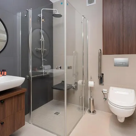 Superior With Balcony & Parking By Renters Prestige 아파트