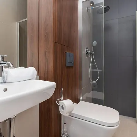 아파트 Superior With Balcony & Parking By Renters Prestige *